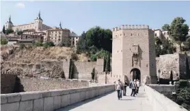  ??  ?? Den die Altstadt umringende­n Tajo kann man über mehrere sehenswert­e Brücken wie etwa den Puente de Alcantara überwinden.