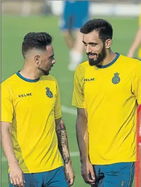  ?? FOTO: PUNTÍ ?? Sergio García y Borja, en un entrenamie­nto. El ‘Panda’ llega enchufado al Pizjuán