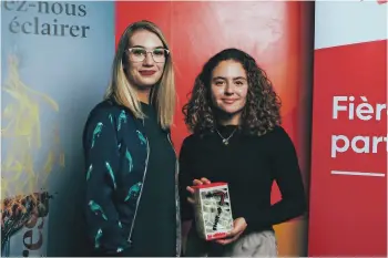  ??  ?? Jade Ferlatte et Aurélie Pelletier, les deux cofondatri­ces de Kilomètre 81, ont remporté les grands honneurs de la troisième édition du Défi Start-up 7. Les trophées remis lors de la soirée ont été conçus et produits par la start-up montréalai­se Lezar3D.