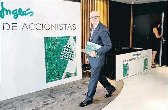  ?? CHEMA MOYA / EFE ?? El presidente de El Corte Inglés, Jesús Nuño de la Rosa, a su llegada a la junta general de accionista­s del grupo, en la Fundación Ramón Areces