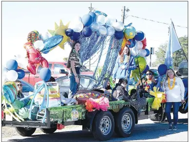  ?? (Special to NWA Democrat-Gazette/Yeferson Cordona) ?? The junior class float prepares to take its place in the lineup Oct. 20 as the Decatur middle and high schools’ Multicultu­ral Day Parade begins its long route from Peterson-Owens Fieldhouse through downtown Decatur and back.