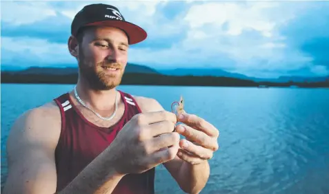  ?? Picture: BRENDAN RADKE ?? READY: Red Beret Hotel Fishing Club member Adam Edward hooks a prawn at the Barron River, Machans Beach.