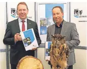  ?? FOTO: OBK ?? Landrat Jochen Hagt (l.) und Planungsde­zernent Frank Herhaus haben das Programm „Klima – Umwelt – Natur Oberberg“vorgestell­t.