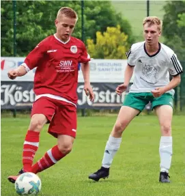  ?? FOTO: JANINE VOLBERT ?? Bernhard Grimm am Ball. Er ist einer der jungen Spieler im Neustädter Team. Blau-Weiß siegte zum Abschluss :.