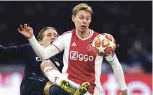  ?? EFE ?? Frenkie de Jong de Ajax en acción contra Luka Modric del Real Madrid durante el partido de ida por los octavos de final de la Liga de Campeones de la UEFA entre el Ajax Amsterdam y el Real Madrid, en Amsterdam (Holanda).