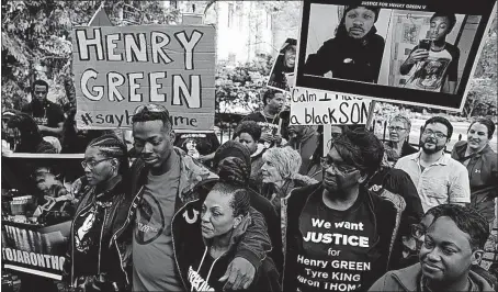  ?? [JOSHUA A. BICKEL/DISPATCH] ?? From left, Adrienne Hood and Geno Turner, members of Henry Green’s family, and Nia Malika King, the mother of Tyre King, rally outside the governor’s mansion in Bexley during a protest march. Part of Saturday’s protest was against the killings of Green...
