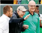  ?? [AP PHOTO] ?? Hall of Fame quarterbac­k Bart Starr waves to fans as he attends the 50th anniversar­y of Green Bay’s 1967 championsh­ip team during Sunday’s game.