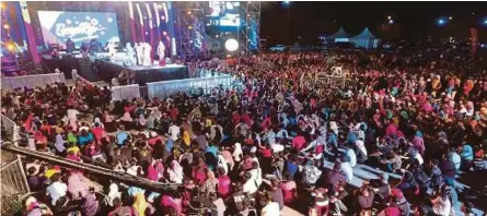  ??  ?? Sebahagian kira-kira 20,000 pengunjung menyaksika­n konsert Festival Gegaria 2018 #Kitaok di Sungai Petani, malam tadi.