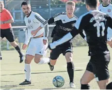  ?? RP-FOTO: STASCHIK ?? Timo Kunzl (am Ball) krönte seine starke Leistung mit dem 4:2.