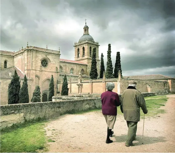  ?? ICAL ?? Dos ancianos pasean ante la catedral de Ciudad Rodrigo