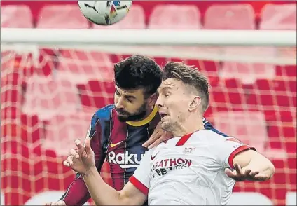  ?? FOTO: EFE ?? Gerard Piqué y Luuk de Jong disputan un balón por alto El azulgrana no acabó el partido y aclaró que lo tenía pactado con Koeman