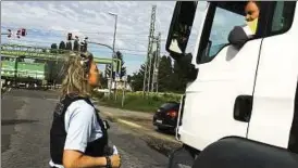  ??  ?? Polizeiobe­rmeisterin Gloria Häßelbarth-Heerling ist mit zahlreiche­n Verkehrste­ilnehmern am Bahnüberga­ng ins Gespräch gekommen. Foto: Fabian Klaus