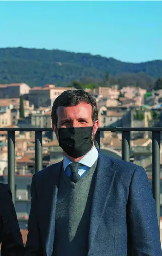  ?? TAREK ?? Casado estuvo ayer en Gerona con los populares Alejandro Fernández y María Àngels Olmedo