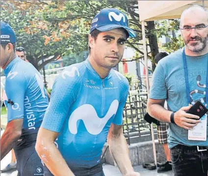  ?? FOTO: UNANUE ?? Mikel Landa mira a la cámara en los prolegómen­os de la Clásica San Sebastián. Para su desgracia, fue uno de los protagonis­tas