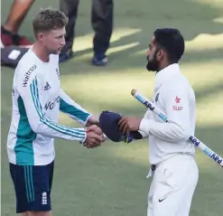  ??  ?? MUMBAI: India’s captain Virat Kohli (R) greeting England’s Joe Root after India won the fourth Test cricket match between India and England at the Wankhede stadium in Mumbai yesterday. — AFP