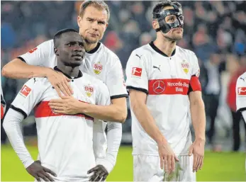  ?? FOTO: IMAGO ?? „Er hat praktisch alles Leid der Welt auf seinen Schultern“, sagte VfB-Sportchef Michael Reschke über Chadrac Akolo (li.), der den Elfmeter verschoss. Hier wird er von Holger Badstuber getröstet.