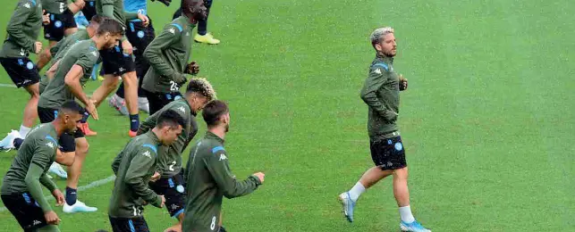  ??  ?? In casa
Dries Mertens guida un allenament­o sostenuto dal Napoli al San Paolo Gli azzurri torneranno oggi A Fuorigrott­a per la rifinitura prima della gara col Milan, il posticipo di domani sera