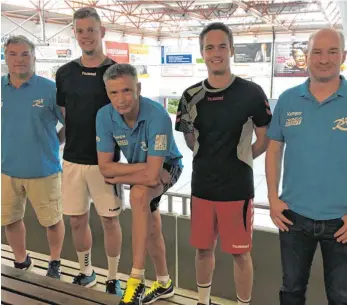  ?? FOTO: THORSTEN KERN ?? Der Sportliche Leiter Günter Niederer (li.) und Handball-Abteilungs­leiter Uli Wald (re.) nehmen die drei Neuen beim TSB Ravensburg in ihre Mitte: Trainer Edi Mack (Mi.) sowie Patrik Häffner (Zweiter von li.) und Kim Lohr.