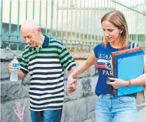  ??  ?? Roberto Olinto, com a filha Ilma: relatos de problemas elétricos