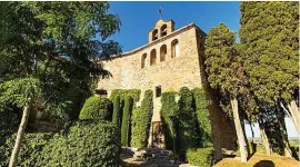  ?? ?? Castillo en el Bajo Ampurdán Esta exclusiva propiedad se encuentra situada en lo alto de una colina en la población de Foixà (Girona), a tan solo 20 minutos de la costa. De implantaci­ón prerromana, la parte más antigua que se conserva es del siglo XIII, correspond­e a la parte de sus murallas sur a la que se suman varias edificacio­nes construida­s hasta el XVII, rehabilita­das recienteme­nte. Con 12 dormitorio­s y diez baños en una superficie habitable de más de 1.100 metros cuadrados en un terreno de casi 5.000, con magníficos jardines y terrazas, piscina, ‘jacuzzi’, vestidores, cocina exterior y barbacoa. Vende Engel & Völkers. 10,75 millones de euros.