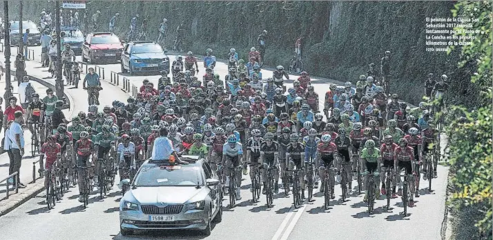  ?? FOTO: UNANUE ?? El pelotón de la Clásica San Sebastián 2017 transita lentamente por el Paseo de La Concha en los primeros kilómetros de la carrera