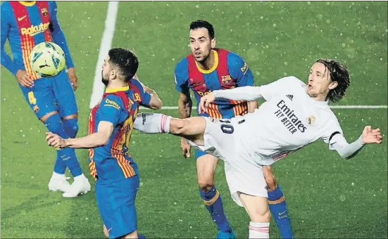  ?? JUANJO MARTÍN / EFE ?? Jordi Alba trata de controlar, en presencia de Sergio Busquets, ante la oposición de Modric