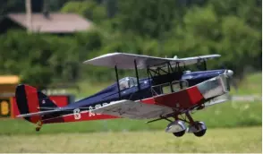  ??  ?? Habitué aux places d’honneurs, l’Australien Noel Findlay a une nouvelle fois brillé (8e en F4C). Son De Havilland DH-83 Fox Moth est toujours aussi beau. L’envergure est de 2,49 m pour une masse inférieure à 9 kg.