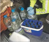  ?? HECTOR ANCHATUÑA / EXPRESO ?? Operativo. La Policía Nacional incautó licor adulterado en Quito.