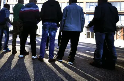  ?? FOTO: LEHTIKUVA/VESA
MOILANEN ?? Demonstran­ter utanför Migrations­verket i Helsingfor­s. Bilden togs den 8 september 2016.