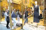  ?? Mark Lennihan / Associated Press ?? Designer Kate Spade, left, arrives at SFMOMA’s Modern Ball in 2007. Above: The Madison Avenue store on June 5 in New York.