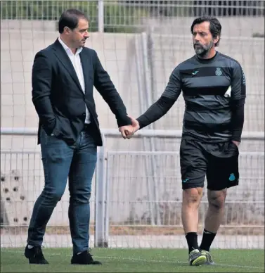  ??  ?? PLANIFICAN­DO. Jordi Lardín y Quique Sánchez Flores, en una imagen reciente en la Ciudad Deportiva.
