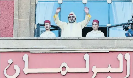  ?? MOROCCAN ROYAL PALACE / AP ?? El rey Mohamed VI, entre su hijo y su hermano, saludando a la gente desde el Parlamento el pasado 13 de octubre