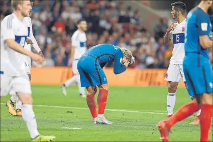  ?? FOTO: AP ?? Antoine Griezmann se lamenta tras una ocasión fallada en el partido de los ‘bleus’ ante Luxemburgo