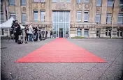  ??  ?? Der rote Teppich: So sah das Warten auf den hohen Besuch vor der Staatskanz­lei aus.