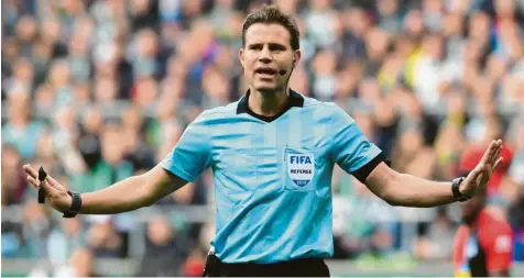  ?? Foto: Carmen Jaspersen, dpa ?? Bundesliga-Schiedsric­hter Felix Brych darf als Münchner keine Spiele des FC Bayern leiten – das könnte sich im Zuge der Corona-Krise ändern. Weil nun kurze Anreisezei­ten der Referees erwünscht sind, könnte der Unparteiis­che sogar zum Dauergast bei Spielen des Rekordmeis­ters werden.