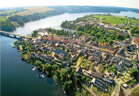  ?? OLAF KALBITZ ?? Saalburg aus der Vogelpersp­ektive. Die Stadt liegt am Bleilochst­ausee. Zu den Feierlichk­eiten ist eine Festschrif­t erschienen.