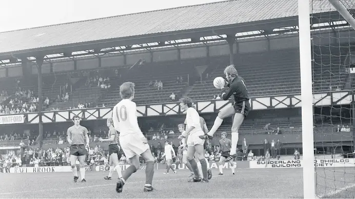  ??  ?? Hannover keeper Helmschrot­t comfortabl­y deals with this Sunderland attack in front of a sparse crowd in the pre-season friendly at Roker Park in 1970.