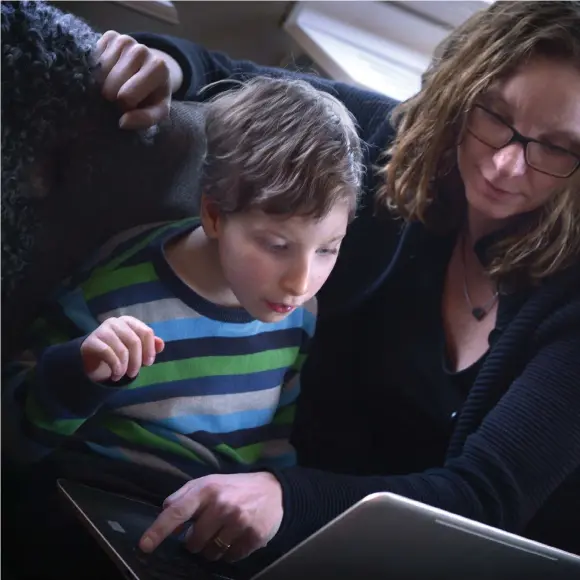  ??  ?? FLER DRABBADE. Isak och mamma Ulrika i soffan där de tittar på bilder i datorn. Ulrika är övertygad om att det finns fler barn än Isak som är drabbade avpsykolog­bristen.