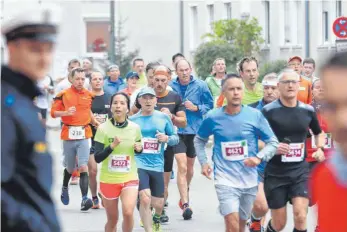  ?? FOTO: ALEXANDER KAYA ?? Der Einstein-Marathon zieht wieder Tausende an. Zum 14. Mal gehen die Sportler in Ulm und Neu-Ulm an den Start. Bei den Anmeldunge­n erreichen die Organisato­ren einen neuen Rekord.