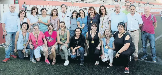  ?? HOCKEY PER TERRASSA ?? Las jugadoras y todo el cuadro técnico regresaron al Olímpic de Terrassa e incluso pudieron volver a subir al podio que el Ayuntamien­to conserva en las instalacio­nes