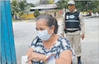  ?? STALIN DÍAZ / EXPRESO ?? Cita. Los docentes, como en la foto, cubiertos con mascarilla­s, hoy se reunirán con los alumnos en el plantel.