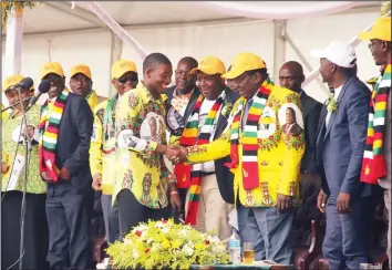  ??  ?? President Mnangagwa shakes hands with Mpumelelo Nyoni after he recited a poem in Gweru yesterday