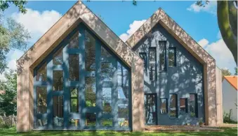  ??  ?? Dans la forêt. Construite dans le respect des arbres présents sur
le terrain, cette maison en bois de 170 m2, surmontée de tuiles en
châtaignie­r, est équipée de menuiserie PVC et aluminium triple
vitrage. Réalisatio­n Agence Benc.