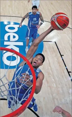  ??  ?? PROBLEMA. Giannis Antetokoun­mpo, ausencia clave para Grecia.