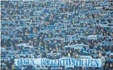  ?? FOTO: DPA ?? Wehrhaft: Die Hertha-Fans stellen das Singen ein.