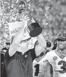  ?? KIRBY LEE/USA TODAY SPORTS ?? Georgia head coach Kirby Smart holds the Rose Bowl trophy after defeating Oklahoma on Monday.