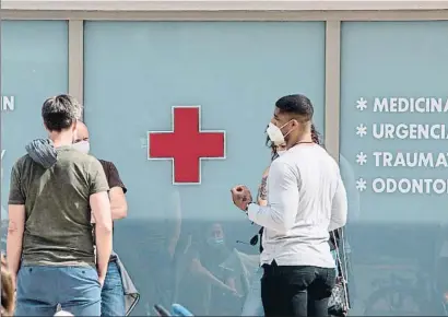  ?? ATIENZA / EFE ?? Viatgers alemanys esperant-se en un centre mèdic per fer-se la prova que els permeti tornar al seu país