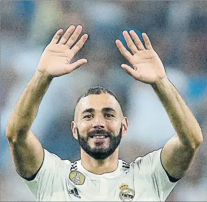  ?? FOTO: AP ?? Benzema se ha convertido en el nuevo ídolo del madridismo que hace unos meses pedía su marcha