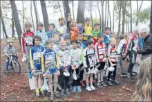  ??  ?? Les jeunes réunis sur le podium