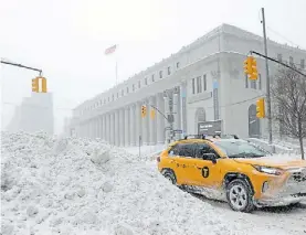  ?? ?? Blanco. La 8th avenida cubierta de nieve en Manhattan.REUTERS